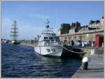 Die DF 12 muss wohl ein Zollboot(Douane francaise) sein vor der Alexander von Humboldt im Hafen von Saint Mal. (19.04.2005)