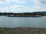 Rhein Ein Contenairschiff mit Namen Dilsberg in Linz