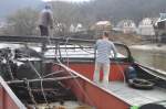 Elbe Schlepper Beskydy. Das Aufholen der Schleppleine ist noch immer schwere,k�rperliche Arbeit.
Links unten liegen ausrangierte, zerschlagene Schaufeln der beiden Hauptr�der.