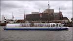 Bremerhaven Die 2009 gebaute HEIN M�CK unterst�tzt seit einigen Wochen die LADY SUNSHINE bei den Hafenrundfahrten durch die Industrieh�fen Bremerhavens. Hier hat sie am 13.06.2009 gerade von ihrem Anleger an der S�dseite des Neuen Hafens abgelegt. Die alte, kleinere HEIN M�CK (siehe Bild ID 14200) wurde nach 25 Jahren au�er Dienst gestellt.