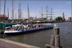 Bremerhaven Mit der 2007 gebauten LADY SUNSHINE werden von der HaRuFa in Bremerhaven Hafenrundfahrten durch die Industrieh�fen durchgef�hrt. Von der Schiffswerft Bolle in Derben an der Elbe wird dieser Typ AquaCabrio genannt, da das Glasdach bei gutem Wetter weitgehend zusammengeschoben werden kann. Die LADY SUNSHINE ist 26,10 m lang, 5,10 m breit und kann bis zu 120 Fahrg�ste aufnehmen. Hier liegt sie am 03.05.2008 an ihrem Abfahrtspunkt am S�dende des Neuen Hafen in Bremerhaven.