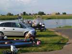 Elbe Nach dem Elbt�rn ist Reinigung und Pflege angesagt. Die Faltboote sollen ja wieder ordentlich verstaut werden. Hier gesehen an der Elbef�hre Pretsch zu Pfingsten 2009. Hier ist eine Stelle erreicht, wo man stundenlang auf den gepflegten Au�enanlagen 'Elbe-guggen' kann. Der F�hrverkehr ist hier recht rege.
