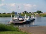 Elbe Elbef�hre Pretsch - legt ab, im steten Pendelverkehr je nach Andrang auf beiden Flu�seiten. Hier von der Anlegeseite Pretsch/F�hrhaus. Camera: 'OLYMPUS �-500'
