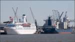 Bremerhaven Kreuzfahrtpassagiere bzw. S�dfr�chte in K�hlcontainern sind die Ladung der ASTOR (IMO 8506373) bzw. der LOMBARDIA (IMO 9309514). Aufgenommen am 11.06.2006 in Bremerhaven.