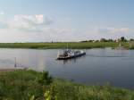 Elbe Elbef�hre Pretsch - �berfahrt. eine sogenannte Flu�-Gier-F�hre, sie ist an einem langen und stabilen Stahlseil flu�aufw�rts auf dem Grunde verankert, Bojen kennzeichnen diese Anlage. Je nach Flu�seite wird die F�hre in einem best. Winkel zur Str�mung angepa�t und durch diesen str�mungsdruck verlagert sich die Fahrtrichtung. Pfingsten 2009 - Camera: 'OLYMPUS �-500'