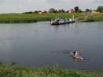 Elbe Wenn der Flu� so 'ruhig' daliegt, da kann das Paddeln schon spa� machen - wenn man es auch kann ... aufpassen mu� man aber doch. Auch wenn der Schwerverkehr an Feiertagen sicher ruht. Aufnahme von der F�hrhausterasse mit Weitblick. Pfingsten 2009 mit Camera 'OLYMPUS �-500' und Zoom 14/45 ( 28/90 )