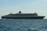 Kreuzfahrtschiffe Die Queen Mary 2 zwei Fahrstunden n�rdlich von Bergen am Ausgang des Hjeltefjorden. Kurz vor der Insel Fedje verlangsamt sie ihre Fahrt und setzt den Lotsen ab. Das Lotsenboot ist vor dem Heck zu sehen. Durch die geringe Geschwindigkeit konnten wir mit unserem Boot einige Minuten neben dem Ozeanriesen fahren. Fedje,10.06.2009