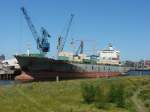 Hamburg Hamburg-Kamerunkai am 23.6.09 - DANDELION ist die ehemalige IRAN TEHRAN der iranischen IRISL . Bj 2000 i S-Korea,240 m lang mit 41.937 tdw Tragf�higkeit. Hoffentlich bleibt dieser h�bsche Fotostandpunkt noch l�nger zug�nglich!Die Google Map Bezeichnung 'Steinwerderhafen ist �brigens falsch falsch, S�dwesthafen m�sste es heissen. Zufahrt �ber die Afrikastr. Siehe Geoposition.