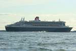 Kreuzfahrtschiffe Der Lotse hat die M/S 'Queen Mary' verlassen. Danach nimmt der Kreuzfahrer wieder fahrt auf und wir hatten mit unserem Kaj�tbbot das Nachsehen; 10.06.2009