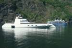 Nordsee Die Superyacht M/S 'A' ankert neben einigen kleinen Kreuzfahrtschiffe im Aurlandsfjordenen vor Fl�m. Genaue Infos zu der futuristisch anmutenden Yacht findet man im anschlie�enden Bildkommentar von Thomas Albert; 17.06.2009