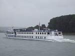 Kreuzfahrtschiffe POSEIDON kreuzt bei Na�kaltem Sp�tsommerwetter am Rhein bei Engers;080903