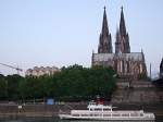 Passagierschiffe WILLI-OSTERMANN liegt in den fr�hen Morgenstunden  vor dem Dom zu K�ln; 080904