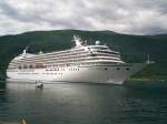 Die Crystal Symphony f�hrt am 13.7.2009 in den Hafen von ...