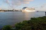 Die Azamara Journey begr��t bei bestem Sonnenlicht den Hafen von ...