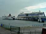 F�hrschiff Sassnitz beim r�ckw�rtigen Anlegeman�ver im F�hrhafen Sa�nitz/Mukran am 30.07.09
nebenan ...