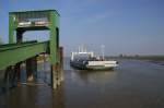 F�hren Die Elbf�hre zwischen Wischhafen und Gl�cksstadt ist seit 1919 die n�rdlichste 'Stra�enverbindung' auf der Elbe. Die hier eingesetzten F�hren sind alle samt Einrichtungsf�hren mit Antrieb im Heck. Hier ist die Wilhelm Kroo� am Anleger von Wischhafen zu sehen. Sie bietet etwa 60 PKWs Platz. Aufgenommen am 26.09.2009