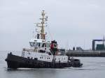Schlepper Taucher O.wulf 3(IMO-5419244;L=29;B=8m) erreicht am tr�ben Nachmittag wieder seinen Heimathafen,Cuxhaven ;090825