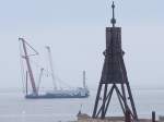 Bagger und Kr�ne Welches interessante 'Schiffchen' ist da bei tristem Wetter in der N�he der Kugelbake in Cuxhaven zugegen?;090825