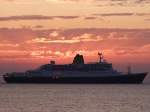 Kreuzfahrtschiffe Saga-Rose(IMO-6416043;L=190;B=25mtr, Bj.1965)f�hrt Elbaufw�rts und verdunkelt den Sonnenaufgang bei Cuxhaven;090827