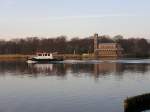 Berliner Kan�le und Seen Das kleine Schubboot 'PARETZT 4017' des WSA Brandenburg (Wasser-und Schifffahrtsamt Brandenburg) eilt auf der Havel stromabw�rts an der Sacrower Heilandskirche vorbei, Potsdam entgegen. Am Campanile der Heilandskirche erinnert eine Plakette an die Pioniertaten von Prof. Adolf Slaby und seinem Sch�ler Georg Graf von Arco. Slaby und Arco haben 1897 vom Kirchturm aus, Versuche mit drahtloser Nachrichten�bertragung nach Potsdam gemacht. Graf von Arco wurde sp�ter erster Direktor der Telefunken. Foto: 28.11.2006