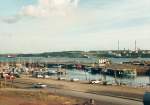 Milford Haven Heutzutage ist M.H. vor Allem als Tankerhafen bekannt. �berall ragen die L�schpiers ins Wasser u im Hintergrund blitzen die Lagertanks der gro�en �lraffinerien