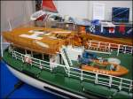Zivile Schiffe Auf der Modellbau-Messe in Sinsheim im M�rz 2006 war auch dieses Modell eines Schiffs der DGzRS zu sehen. Im Bild Details vom Heck des Schiffs mit Hubschrauberplattform und Schlauchboot, an dessen Motor gerade gearbeitet wird.
