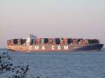 Containerschiffe CMA CGM Vela(IMO-9354923;L=347;B=43mtr)f�hrt am Abend bei Cuxhaven Elbaufw�rts;090824 