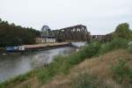 Mittellandkanal mit Stichkan�len 'Opalu'beladen mit Holzschnitt.Fotografiert an der Eisenbahnbr�cke in Haldensleben am 03.10.2009.