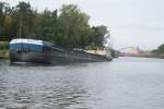 Mittellandkanal mit Stichkan�len Binnenschiff 'Greta' kurz vor der Eisenbahnbr�cke in Haldensleben am 03.10.2009.