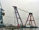 Bagger und Kr�ne zeitgleich zur schwierigsten Hebeaktion beim Bau der neuen R�genbr�cke wurde ein Schubboot, das auf Tauchstation war, auf der Volkswerft Stralsund gehoben, 28.11.05