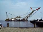 Bagger und Kr�ne nicht nur 2007 waren Br�ckenbauarbeiten an der Ziegelgrabenbr�cke Stralsund, auch in den '90igern wurde an der alten Br�cke gewerkelt,
dazu kam dieser Schwimmkran �ber die Nordpassage nach Stralsund