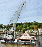Hamburg Der Schwimmkran HHLA1 'Karl Friedrich Steen' - ein funktionst�chtiges technisches Denkmal im Hamburger Hafen.Lg.26,74m - Br.15,10m - Ausleger Hubh�he 32,10m - Tragf�higkeit 30/10 to - 2x154 Ps - Bj.1928. 