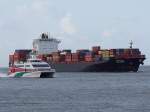 Containerschiffe Sci-Mumbai(IMO-9419539;L=262;B=32mtr)wird vom Halunder-Jet Elbaufw�rts kurz vor der Hafeneinfahrt von Cuxhaven �berholt;090828 