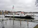 Berliner Kan�le und Seen Berlins einzigste Autof�hre verkehrt zwischen Berlin-Spandau, OT Hakenfelde und dem Bezirk Reinickendorf, OT Tegelort auf der Oberhavel. 'Hol �ber III' verkehrt t�glich zwischen 06:00 und 20:00 Uhr. Die F�hre ist Zugelassen f�r eine Last bis zu 70 Tonnen oder auch 200 Personen. Der Auto-F�hrbetrieb wird seit 1961 betrieben. Das Baujahr der F�hre war 1987. (In der Kartenansicht ist der Pfeil leider etwas nach Norden ausgewandert. In der Satellitenansicht ist die F�hre sehr gut zu erkennen. Sie liegt gerade am �stlichen Ufer.)Foto: 4.2.2007 