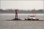 Elbe Mit der KOLLMAR des WSA Hamburg sind Mitarbeiter zu Wartungsarbeiten auf dem Leuchtfeuer Rhinplate Nord gefahren. Aufnahmedatum: 29.03.2006