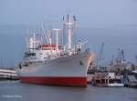 Hamburg Der ehemalige St�ckgutfrachter 'Cap San Diego' und jetzt das weltgr��te seet�chtige Museumsschiff im Hafen Hamburg St. Pauli Landungsbr�cken -  26.11.2006
