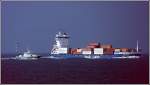 Zollschiffe Die DALSLAND und das Zollschiff GL�CKSTADT haben bei der Einfahrt in die Elbm�ndung den Leuchtturm Gro�er Vogelsand passiert. Scan eines Dias vom Sommer 2004.