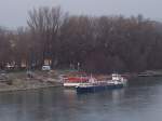 Donau Kleines Frachtschiff am 18.01.2007 an der Anlegestelle f�r Personenschiffe in Sturovo / Slowakei, dahinter noch ein kleines Personenschiff, aufgenommen von der Donaubr�cke. Auf der Donau ist in diesen Abschnitt wenig Schiffsverkehr, in einen Zeitraum von gut zwei Stunden kam kein Schiff.