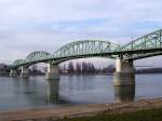 Donau Maria-Valeria-Br�cke zwischen Esztergom / Ungarn und Sturovo / Slowakei �ber die Donau zwischen Wien und Budapest am Donauknie, aufgenommen am 18.01.2007. Die Br�cke wurde 1945 von der deutschen Wehrmacht gesprengt und erst 2001 wieder aufgebaut.