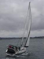 Ein Segelschiff befindet sich bei starkem Wind am Anfang vom ...