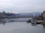 Donau Zwei Ausflugsschiffe an Anlegestellen auf der Donau in Budapest zwischen Elisabethbr�cke (hinten) und Freiheitsbr�cke (Aufnahmestandpunkt) am 20.01.2007, links der Stadtteil Buda, rechts Pest. Ungarn