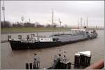 Nord-Ostsee-Kanal Der 102,5 m lange und 16,1 m breite Saugbagger WILHELM KR�GER am 29.03.2005 vor der Schleuse Brunsb�ttel 3 des NOK.
