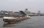 Tankschiffe 20.2.07 - Hamburg - DETTMER TANK 36(Heimathafen Berlin), im Hintergrund viele neue B�rogeb�ude an der gro�en Elbstra�e.
Dem auffallendem Geb�ude kann man auf's Dach steigen u geniesst dort einen sehr sch�nen Elb�berblick.