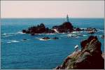Gro�britannien Das Corbi�re Lighthouse auf der Kanalinsel Jersey hat 1874 seinen Betrieb aufgenommen und kann bei Ebbe �ber einen Fu�weg erreicht werden. Scan eines Dias aus dem Jahr 1982. Im Jahr 2004 wurde es au�er Dienst gestellt.
