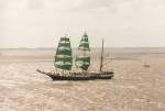 unter Segeln Sommer 1995 - Die ALEXANDER V HUMBOLDT mit achterlichen Wind in der Weserm�ndung, nach Bremerhaven einlaufend. Die gr�nen Segel wurden von einer Bierfirma bezahlt.(Becks:-), 'Sail away' sang damals irgendein Schlagerstar).