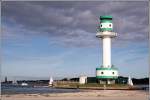 Deutschland Das Leit- und Quermarkenfeuer Friedrichsort ist 32 m hoch und seit dem 29.10.1971 in Betrieb. Am linken Bildrand ist das Marine-Ehrenmal Laboe zu erkennen. Aufnahmedatum: 03.10.2005