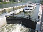 Passagierschiffe Die Neckar-Schleuse in Heidelberg am 11.05.2006 mit dem Ausflugsschiff 'Heidelberg'.