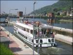 Passagierschiffe Die Neckar-Schleuse in Heidelberg am 11.05.2006. Im Bild das Ausflugsschiff 'Heidelberg', das gerade in die Schleuse eingefahren ist.