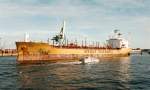Hamburg Hamburg - 1997 - STOLT PRIDE ist einer von vielen 'Stolt'Chemikalientanker Tankern. Baujahr 1976 u Tagf�higkeit 31 942 Dwt.
Der Tanker hat hier im Elbstrom an Pf�hlen kurz vor den Norderelbr�cken festgemacht. Dort liegen die z Z besch�ftigungslosen Schiffe auf der 'Rheede'.