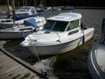 Kleines Motorschiff im Yachthafen von Martinshafen.  ...